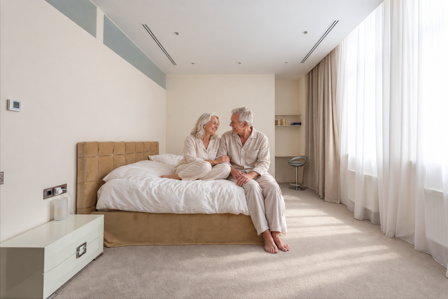 Para seniorów spędzająca spokojny poranek na łóżku — aranżacja